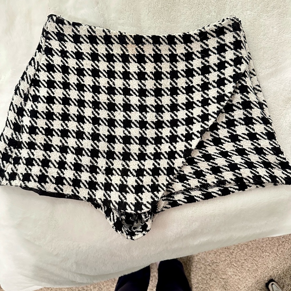 Houndstooth black and white skort sz medium
